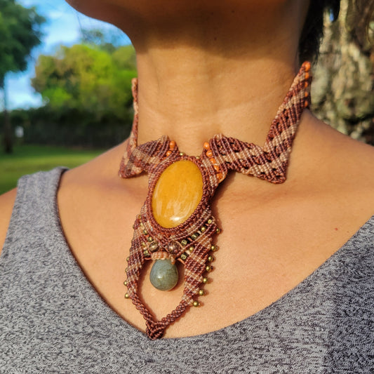 Yellow carnelian cabochon pendant necklace with labradorite