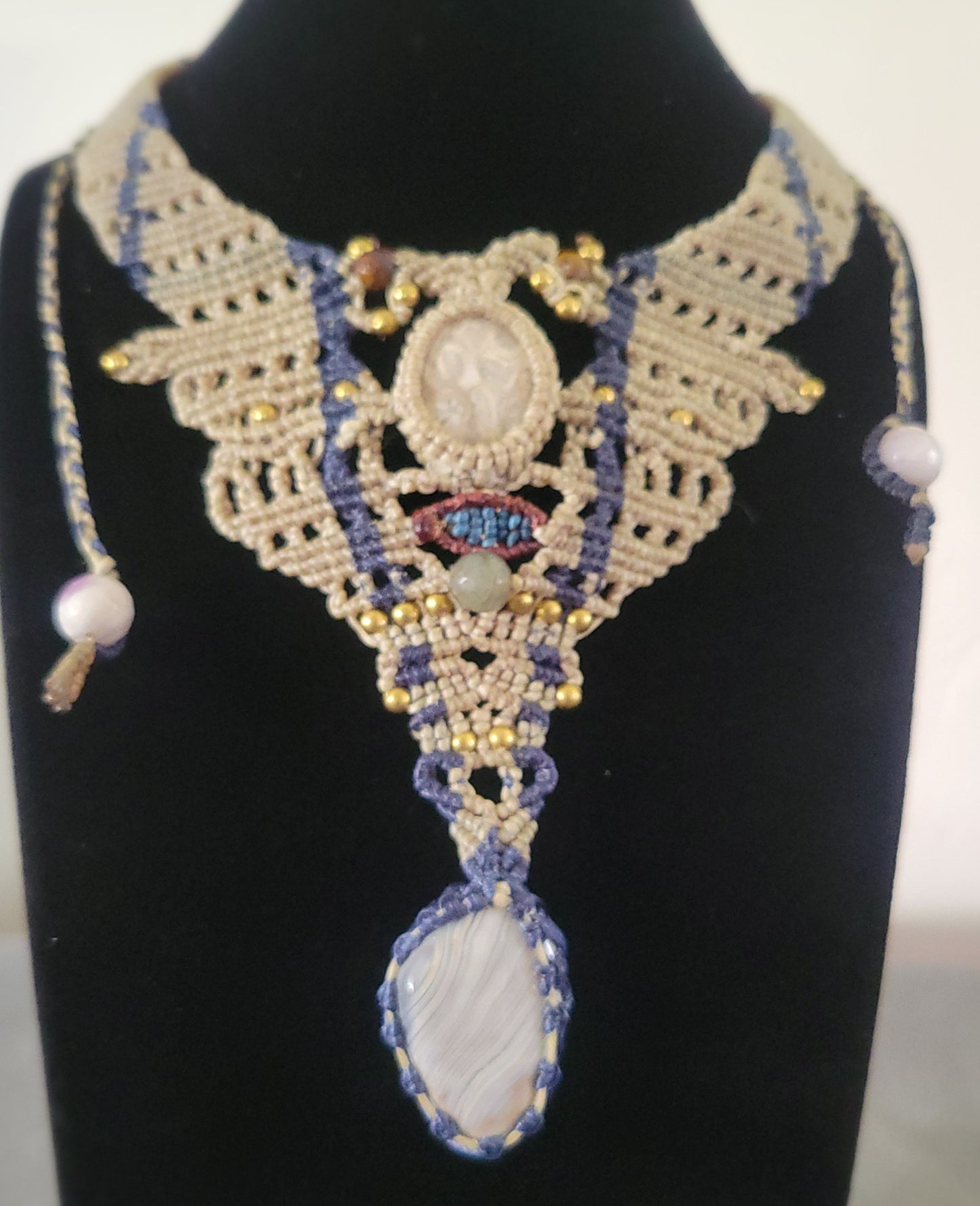 Ocean Jewelry – Handmade fossil ammonite and agate boho luxe choker with intricate micromacramé design.