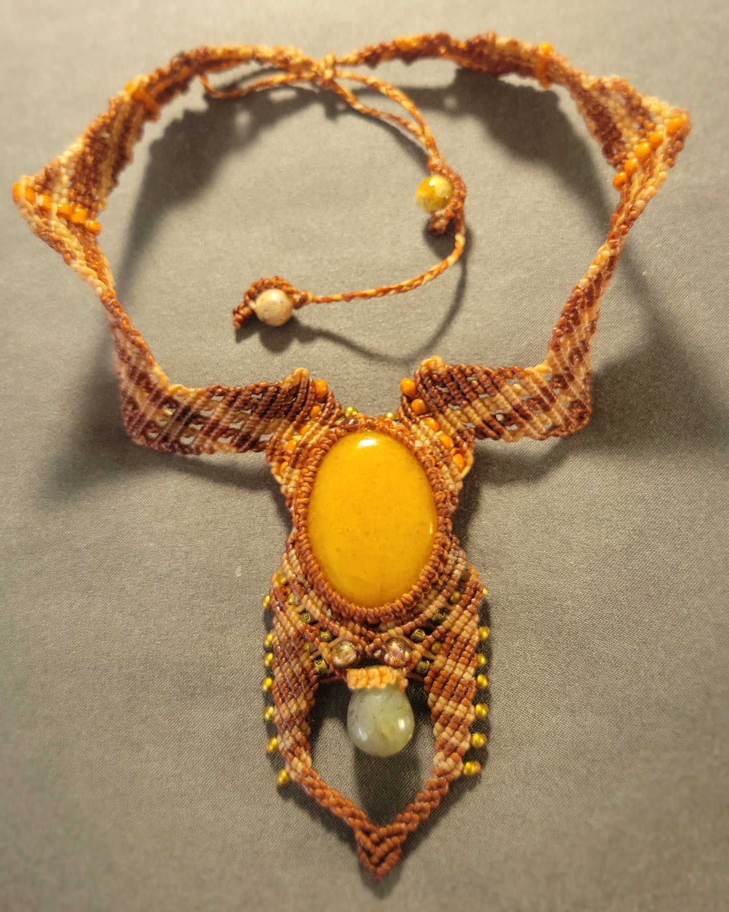 Yellow carnelian cabochon pendant necklace with labradorite