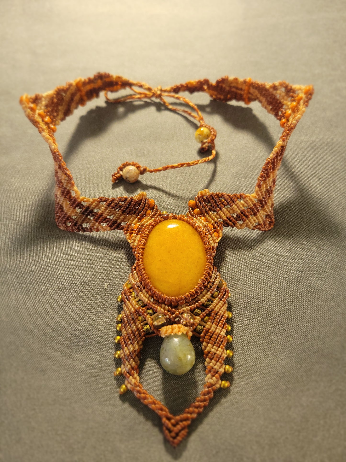 Yellow carnelian cabochon pendant necklace with labradorite