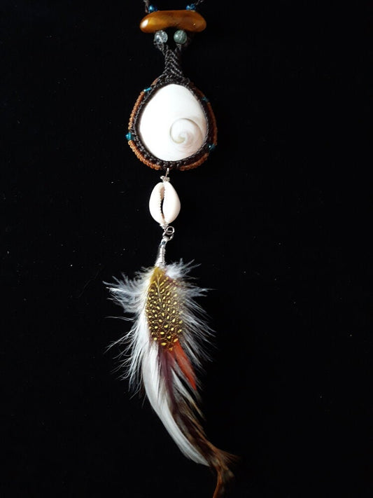 Shiva Eye Shell with Feathers (36g)