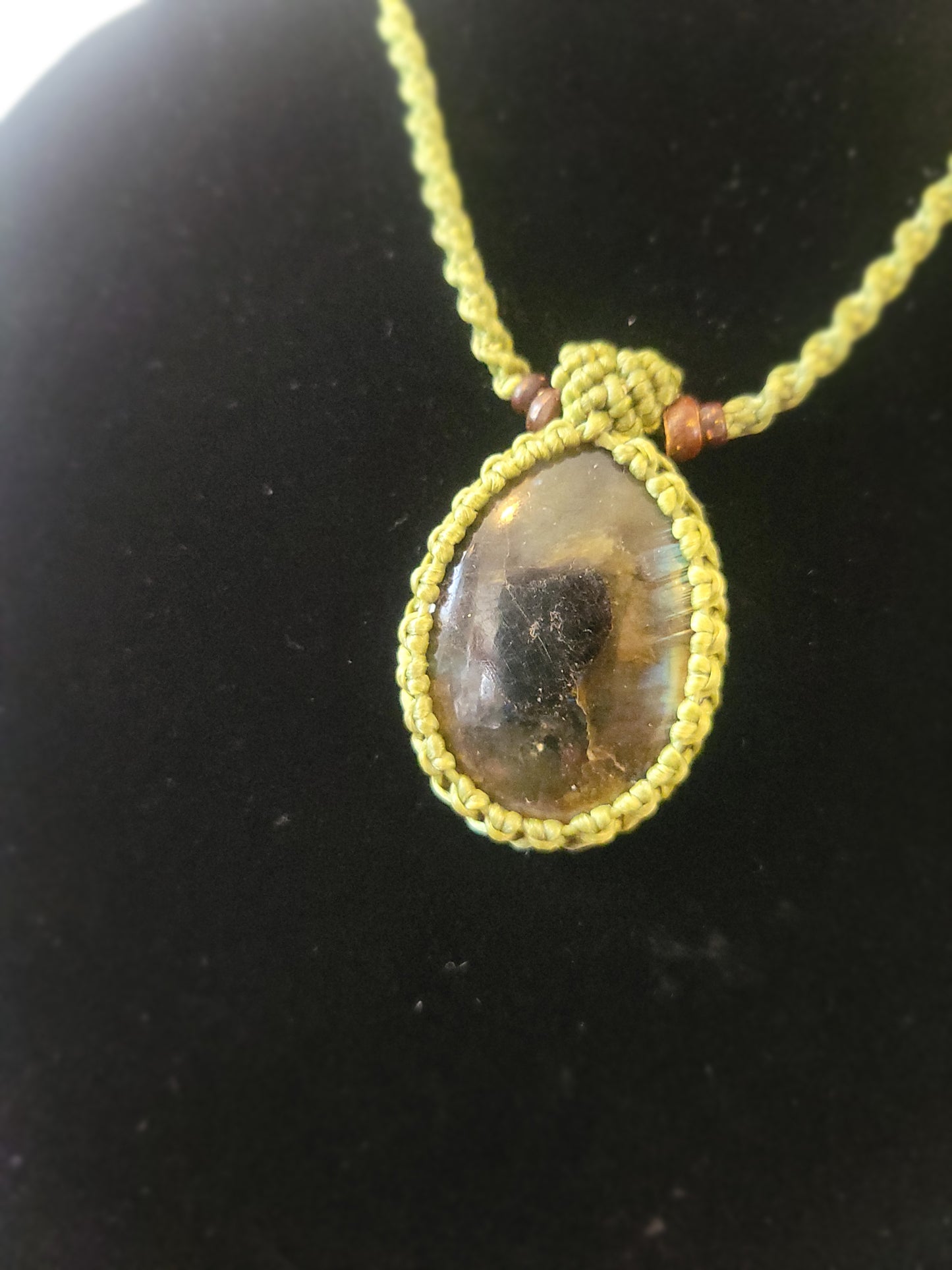 Mystic Aurora: Bohemian Style 16g Labradorite Stone Pendant Necklace