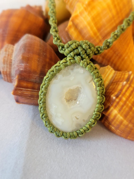 Frosted quartz pendant necklace