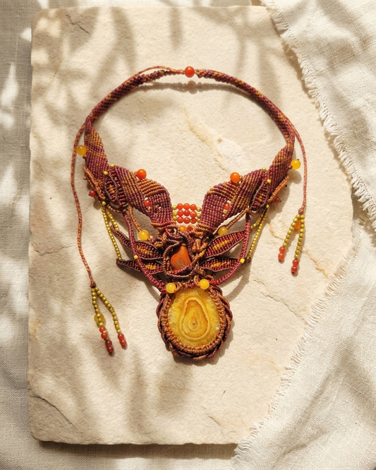 Agate Boho Necklace – Honey Stalactite Statement Choker with red carnelian beads and macramé design.