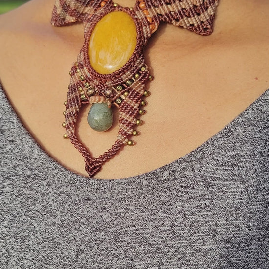 Yellow carnelian cabochon pendant necklace with labradorite