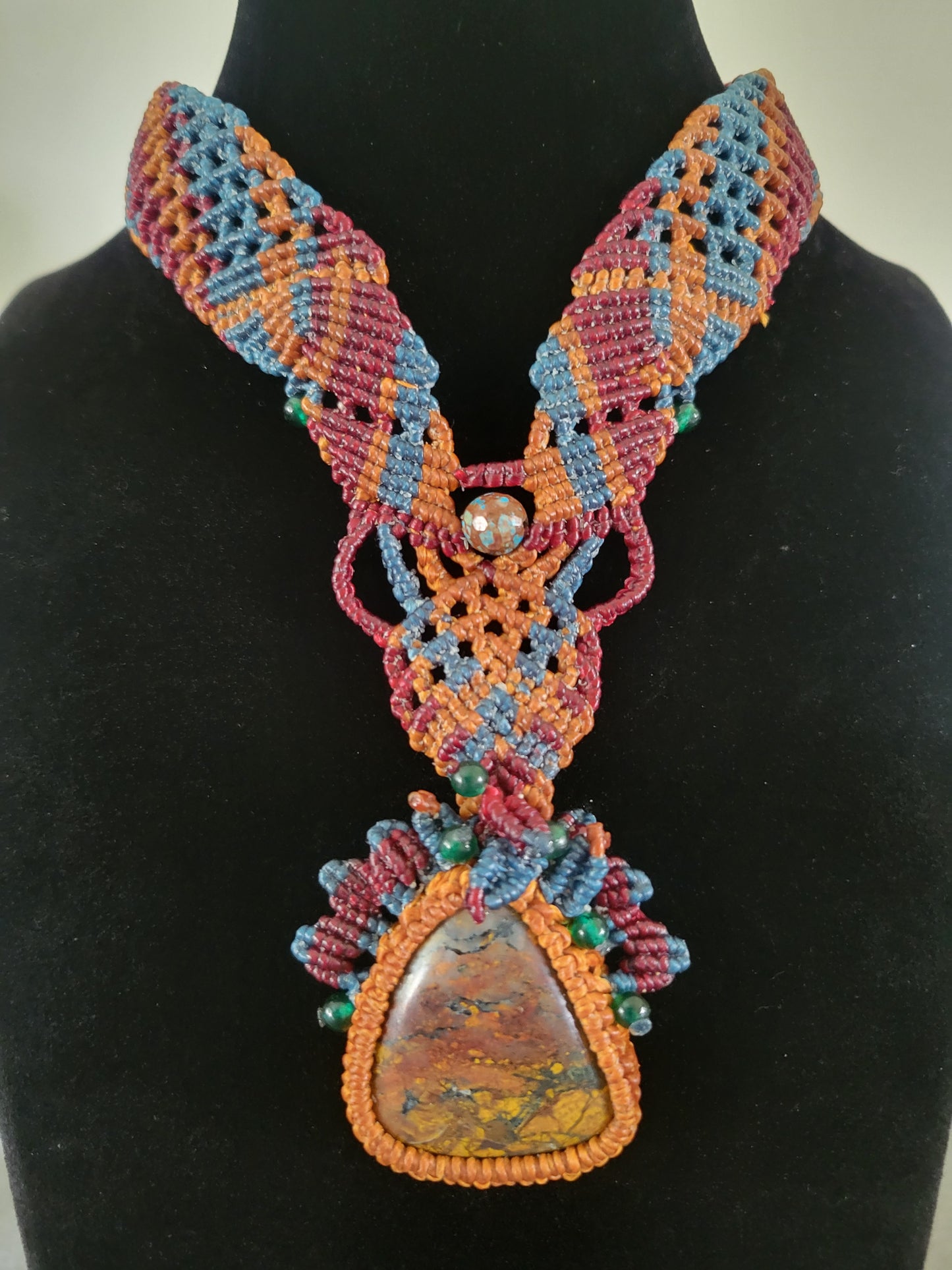 Agate Pendant – Colorful boho macramé necklace featuring a vibrant stone and intricate floral accents
