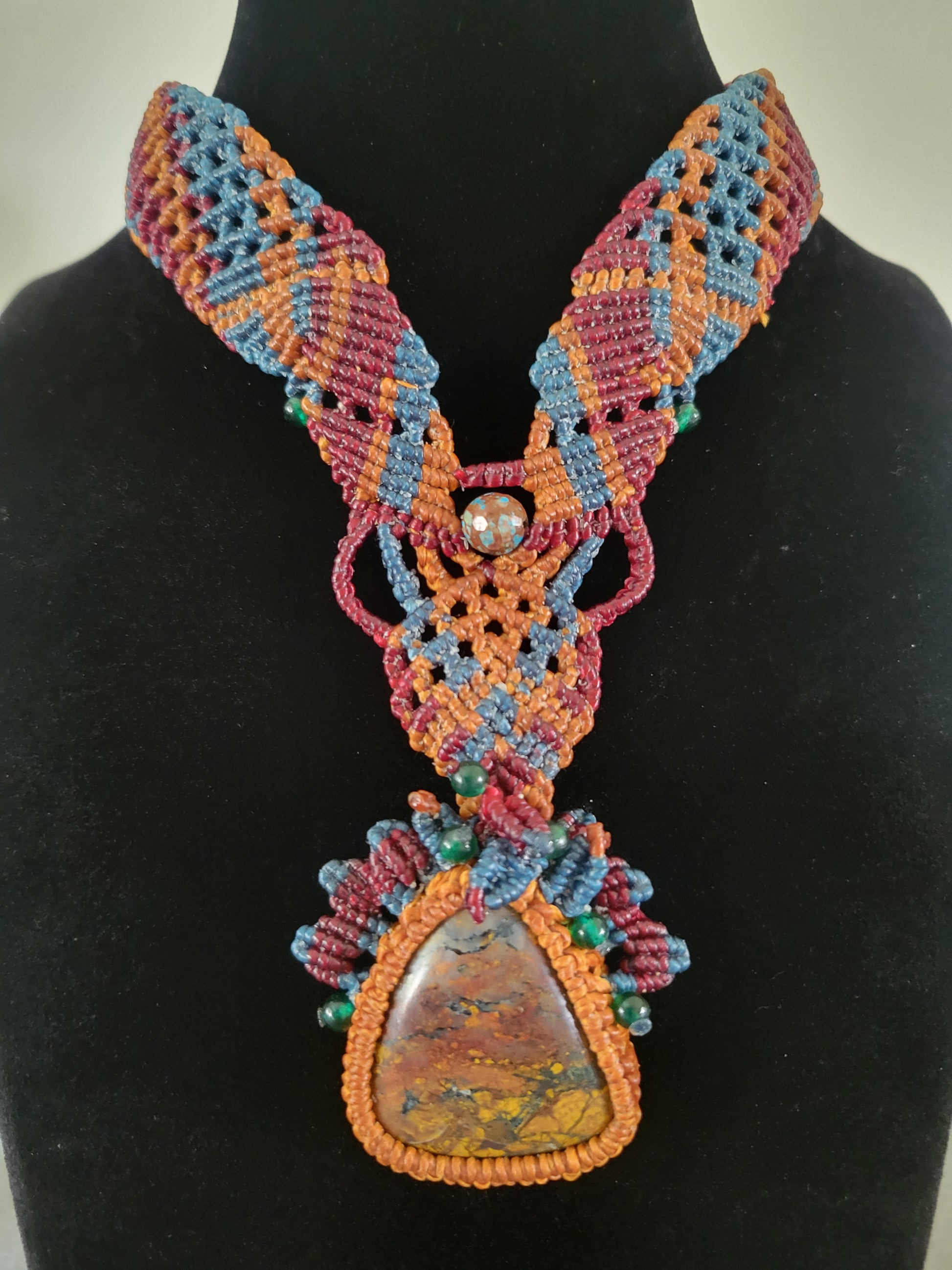 Agate Pendant – Colorful boho macramé necklace featuring a vibrant stone and intricate floral accents