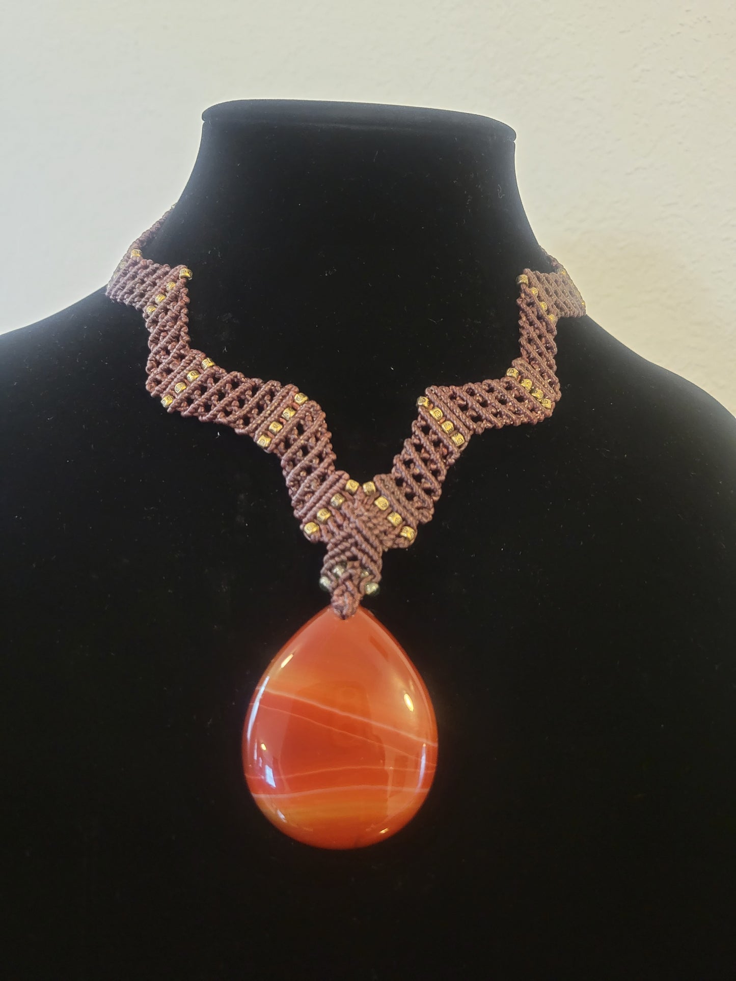 Elegant Red Agate Pendant with Zig-Zag Micromacramé Weave