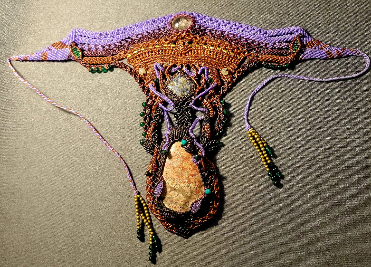 Poppy Jasper Pendant – Desert Queen Tribal Choker with natural stones and micromacramé design.