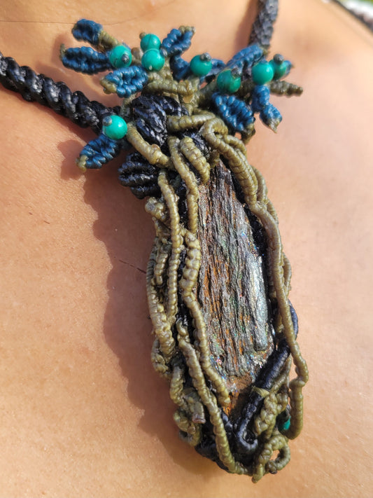 Green and brown macramé choker with hematite stone