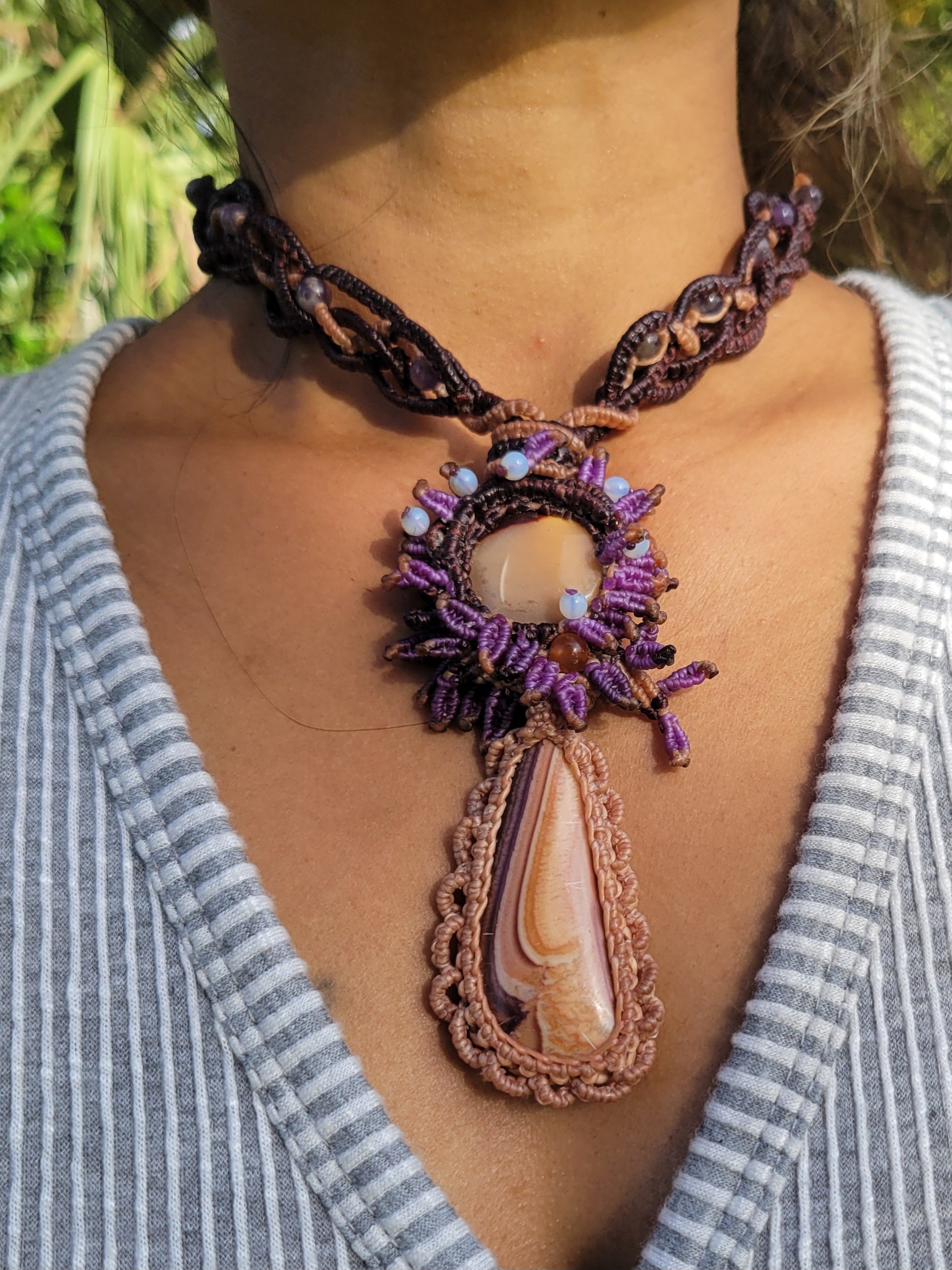 Jasper Jewelry – Polychrome Stone & Shiva’s Eye Shell Choker featuring intricate micromacramé and natural stones.