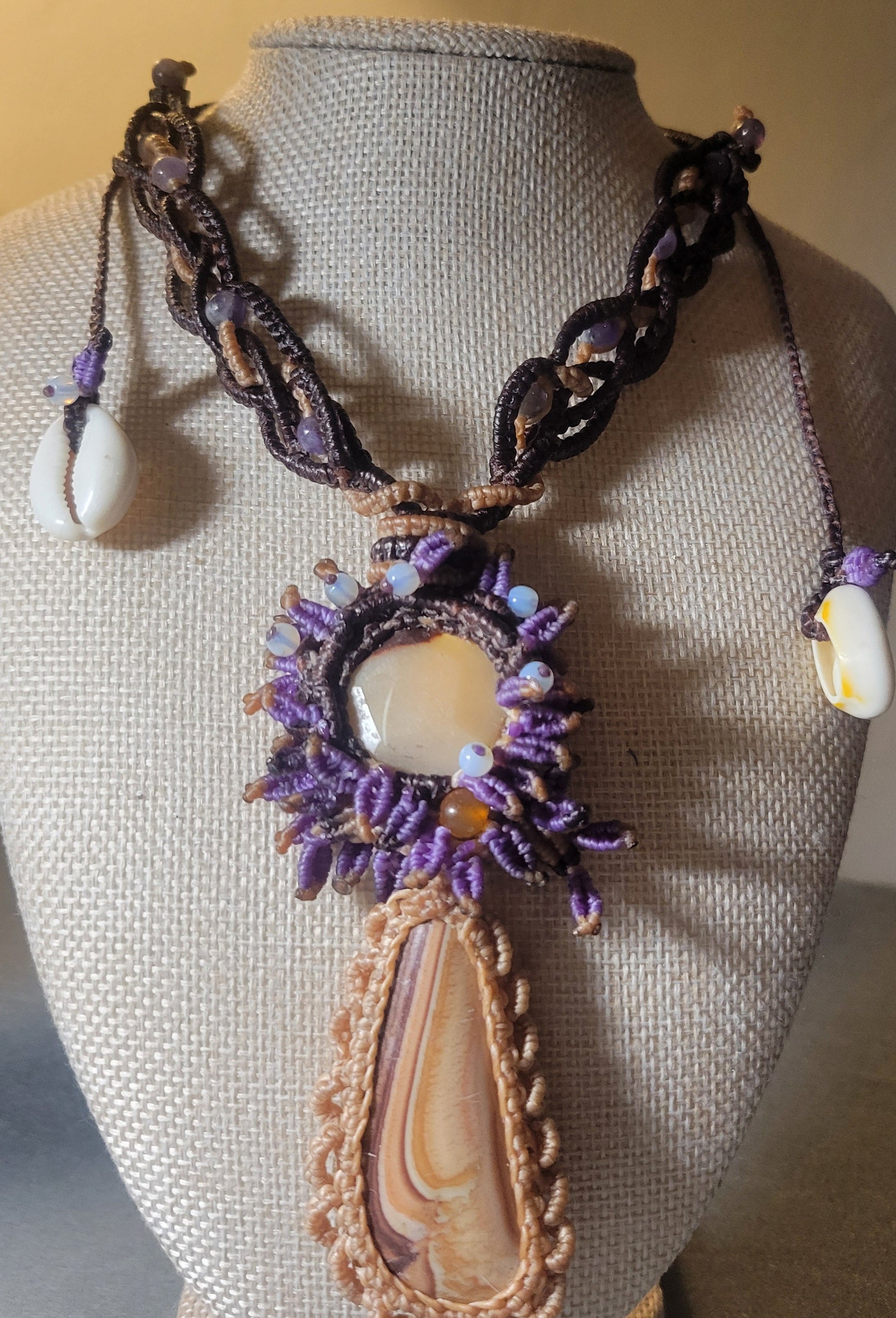 Micromacramé jasper choker adorned with cowrie shells
