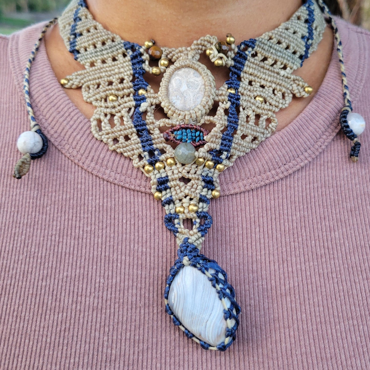 Ocean Jewelry – Handmade fossil ammonite and ocean agate micromacramé choker with natural stone accents.