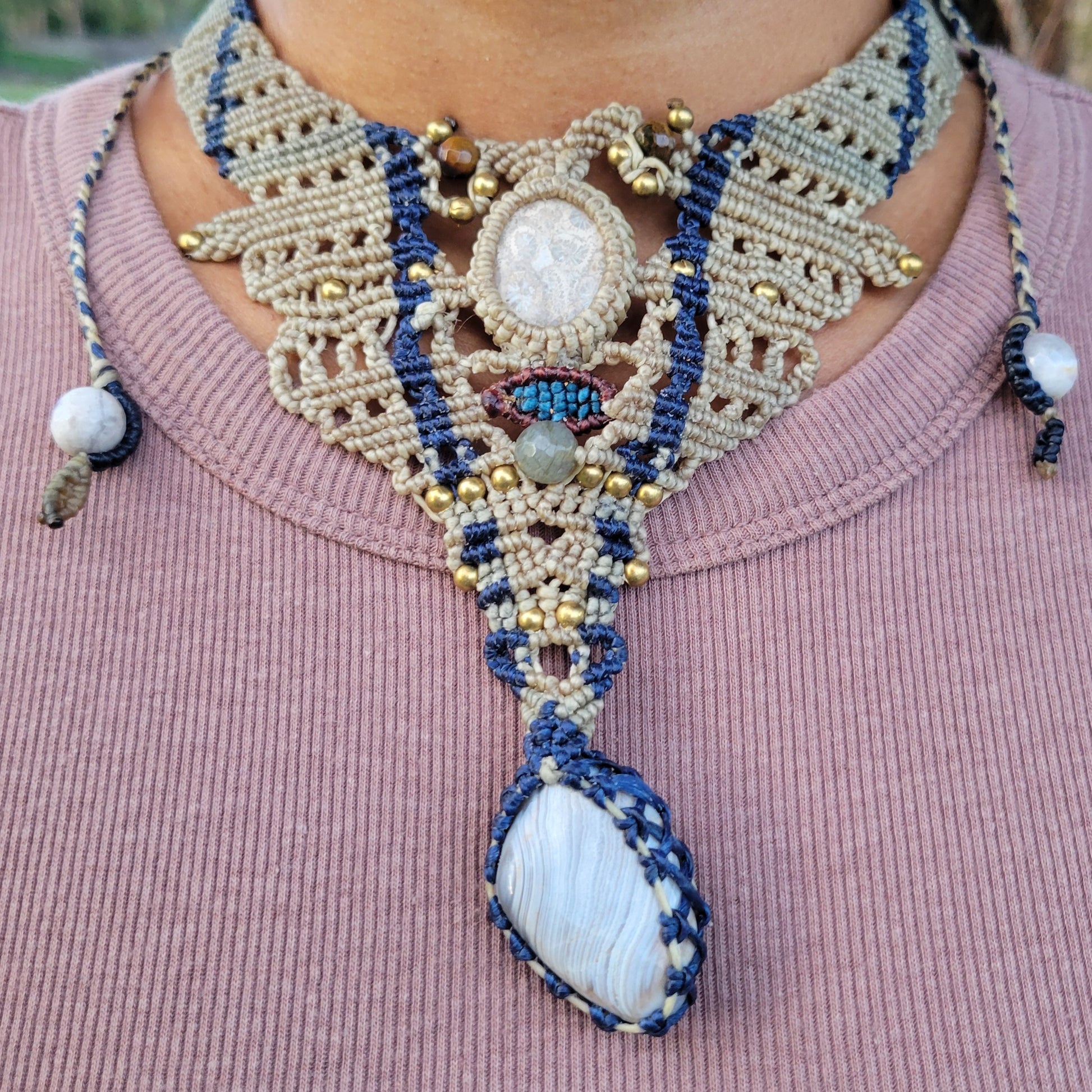 Ocean Jewelry – Handmade fossil ammonite and ocean agate micromacramé choker with natural stone accents.