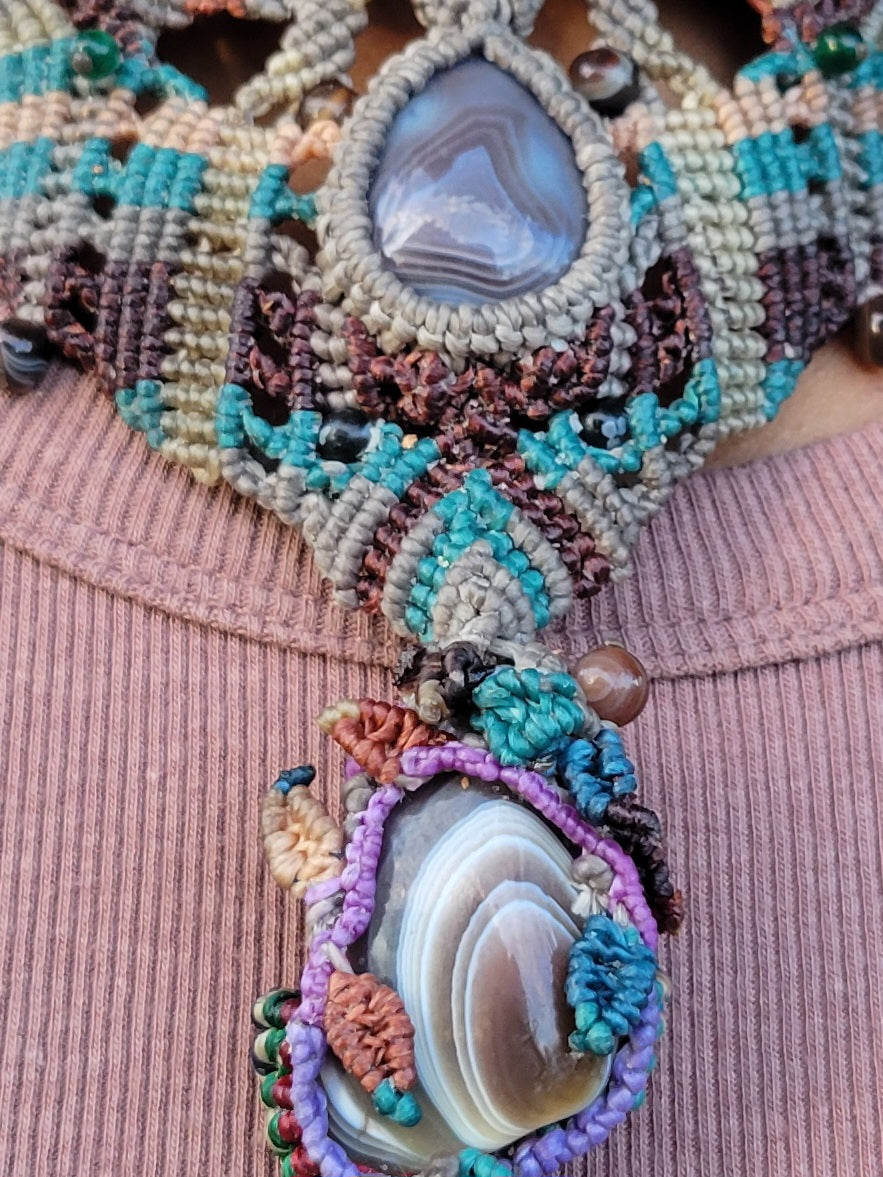 Botswana Agate – Earthy double-pendant boho tribal choker with macramé design and agate beads in vibrant colors.