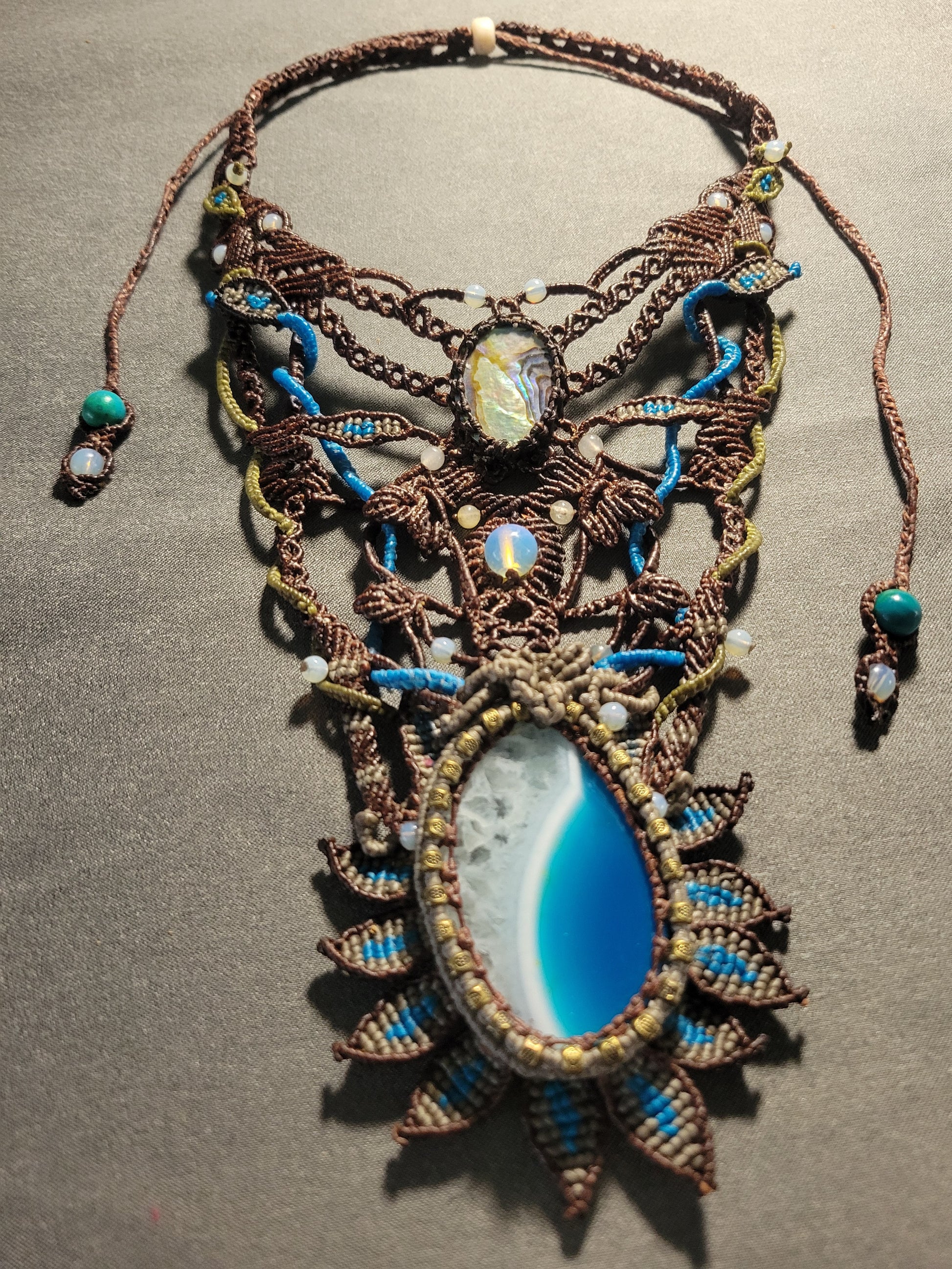 Agate Boho Necklace – Ocean Wave Statement Choker with natural agate slice and micromacramé design.