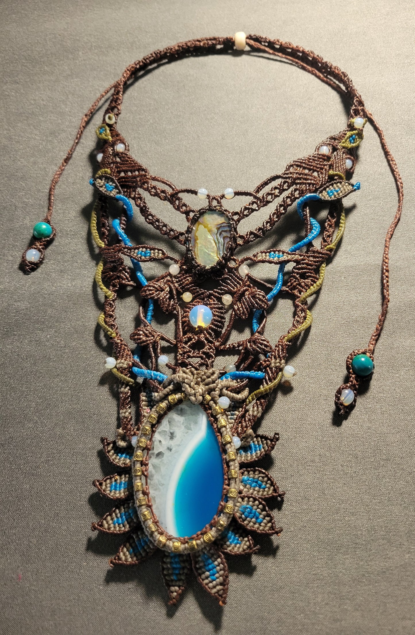 Agate Boho Necklace – Ocean Wave Statement Choker with natural agate slice and micromacramé design.