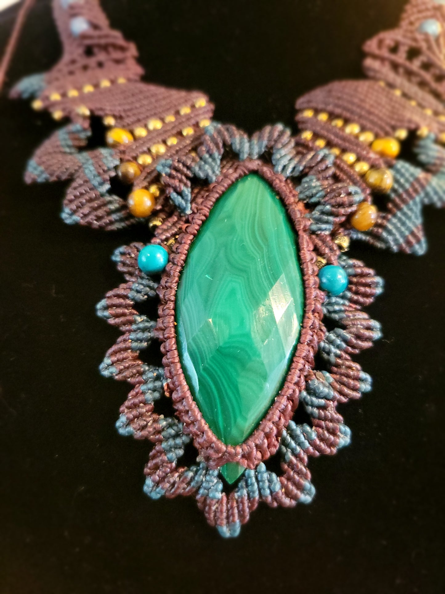 Elegant Malachite Pendant Necklace – Faceted Gemstone with Tiger Eye and Brass Beads