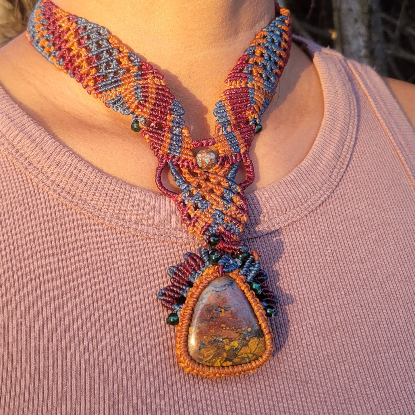 Agate Pendant – Colorful Boho Macramé Necklace with Floral Accents showcasing vibrant design and natural stone details.