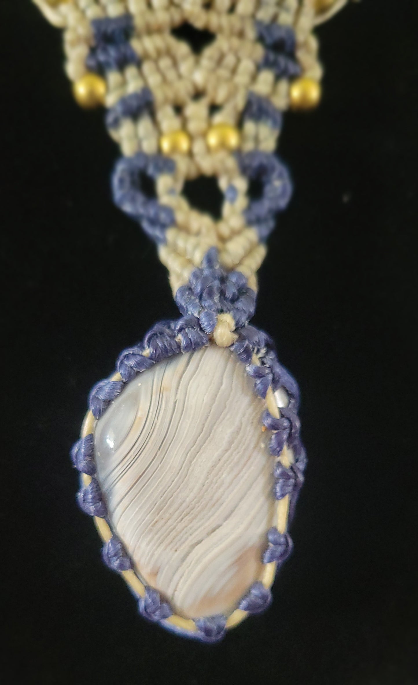 Ocean Jewelry – Intricate beige and blue micromacramé choker with agate pendant and natural stone accents.