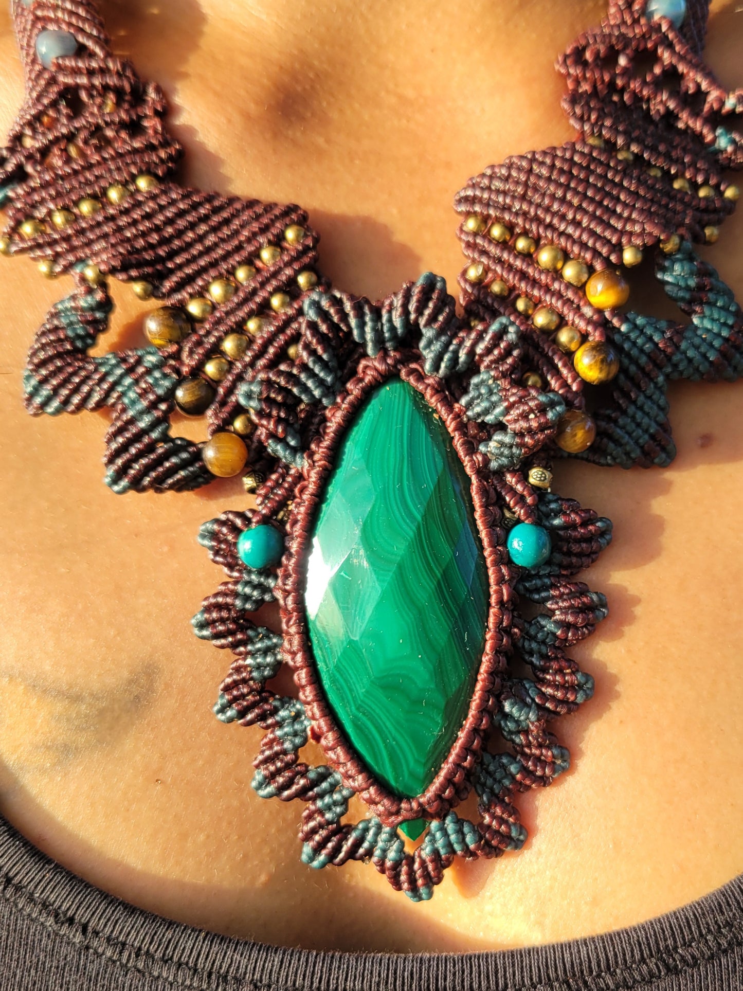 Elegant Malachite Pendant Necklace – Faceted Gemstone with Tiger Eye and Brass Beads