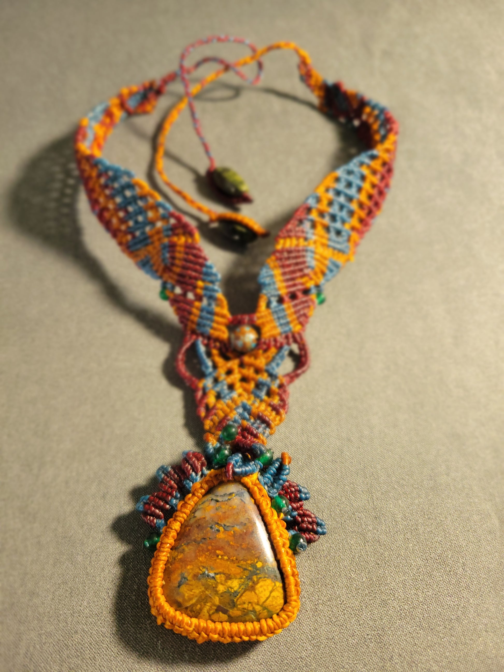 Agate Pendant – Colorful boho macramé necklace with floral accents and natural stone beads.