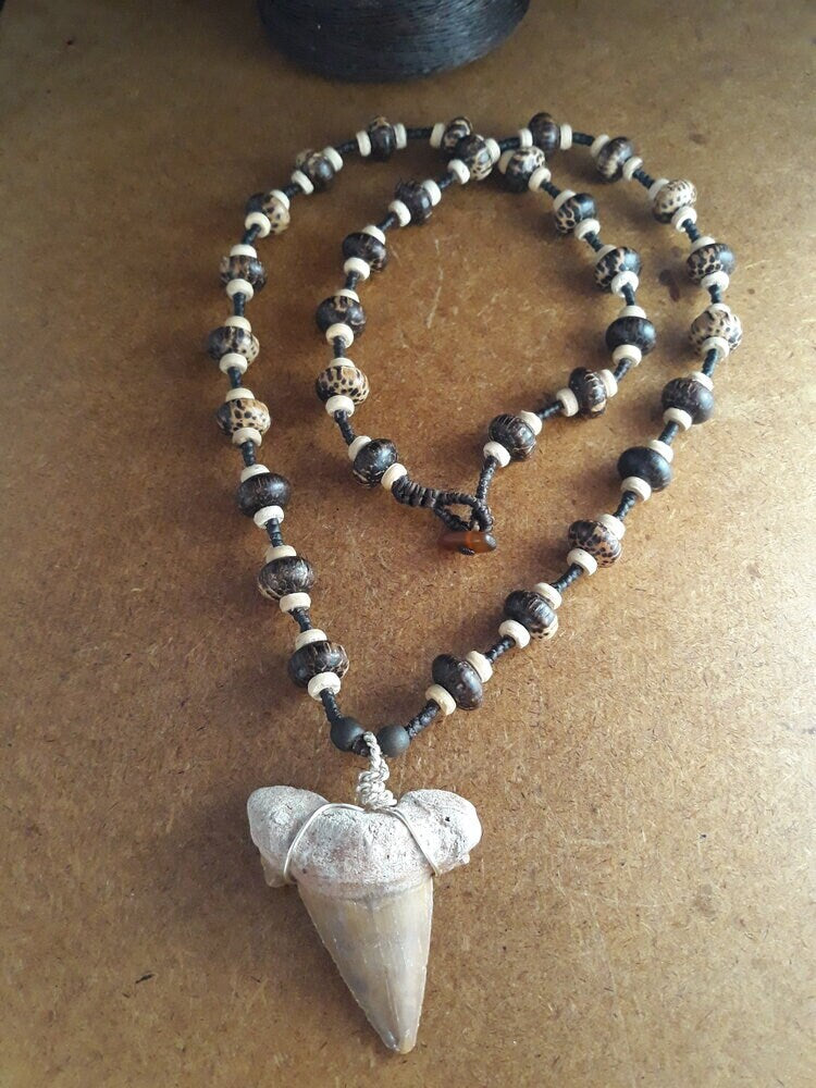 “Guardian of the Deep” – Fossilized Shark Tooth Necklace with Palm Wood Beads, 70 cm (27.5 in), Ethically Sourced for Ocean Conservation