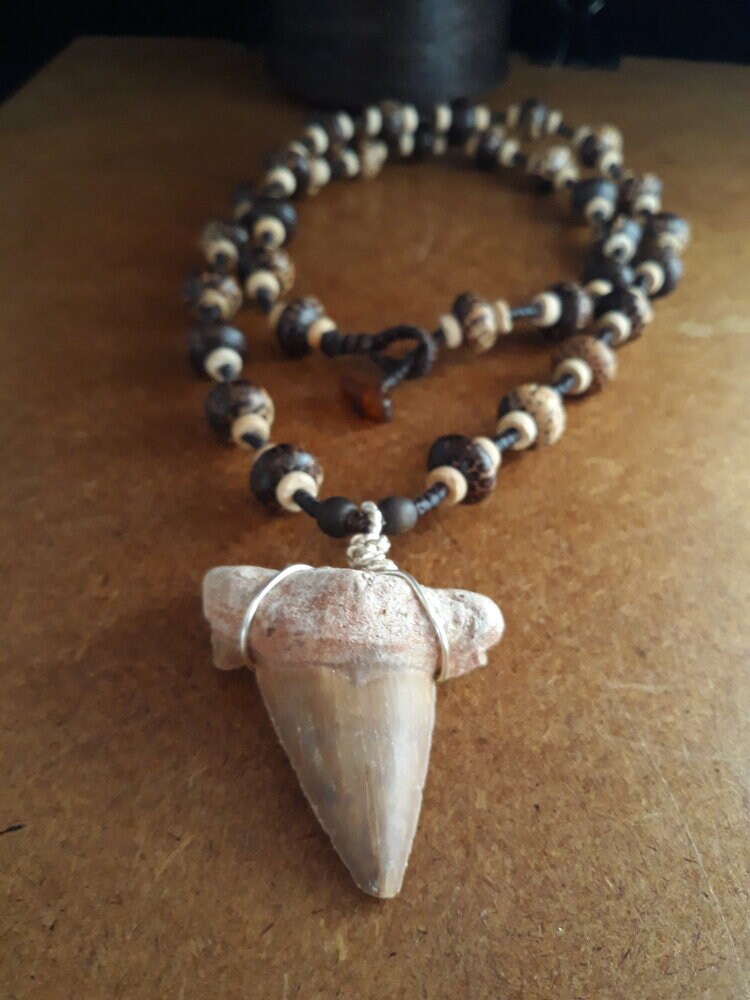 “Guardian of the Deep” – Fossilized Shark Tooth Necklace with Palm Wood Beads, 70 cm (27.5 in), Ethically Sourced for Ocean Conservation